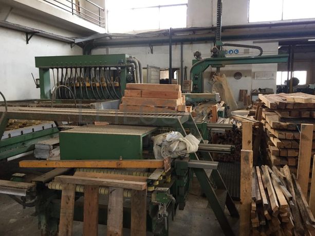 Alinhador de tiras com corta topos e descarregadora automática.