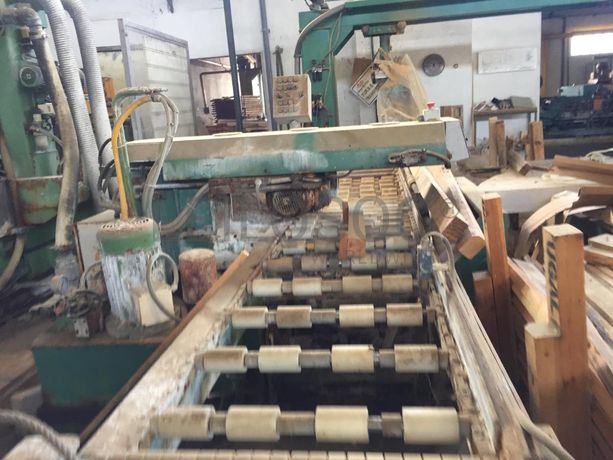 Alinhador de tiras com corta topos e descarregadora automática.