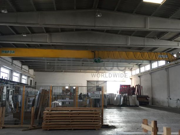 Duas pontes rolantes com vão de 24 metros, comando via rádio e capacidade de carga de 5 toneladas.