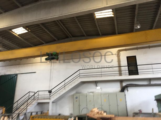 Duas pontes rolantes com vão de 24 metros, comando via rádio e capacidade de carga de 5 toneladas.