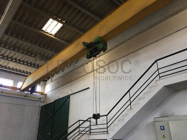 Duas pontes rolantes com vão de 24 metros, comando via rádio e capacidade de carga de 5 toneladas.