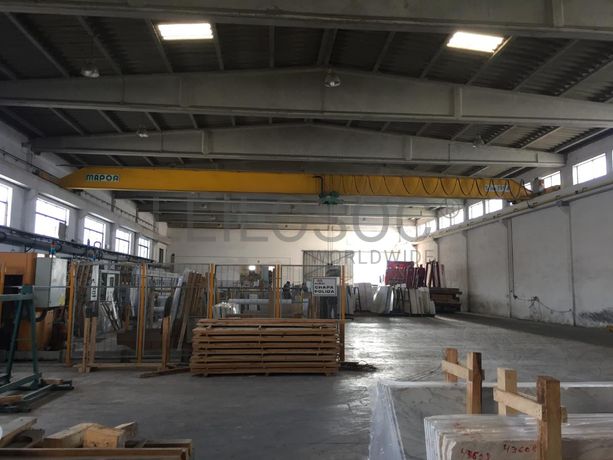 Duas pontes rolantes com vão de 24 metros, comando via rádio e capacidade de carga de 5 toneladas.