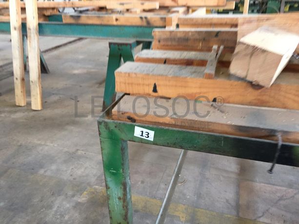 Duas mesas de apoio.