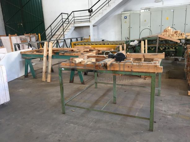 Duas mesas de apoio.