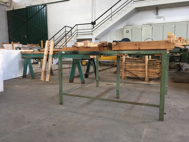 Duas mesas de apoio.