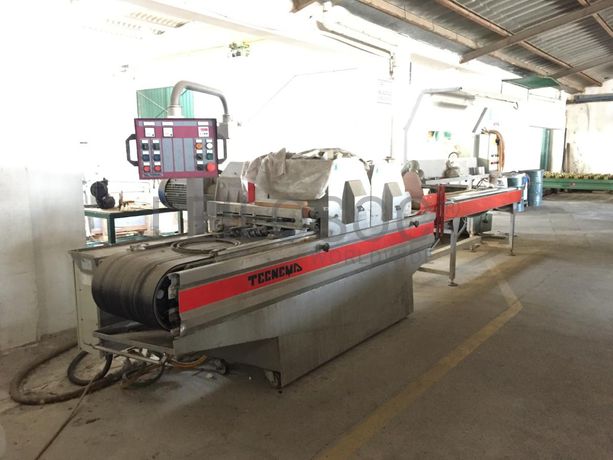 Máquina de corte com linha de envelhecimentos de mármore.