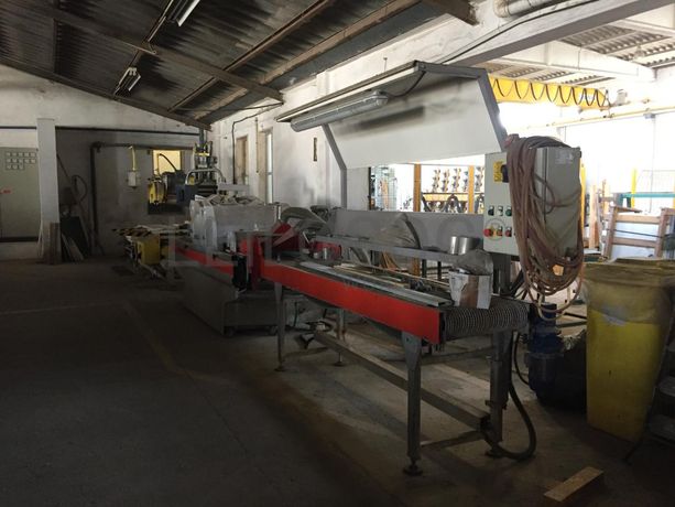 Máquina de corte com linha de envelhecimentos de mármore.