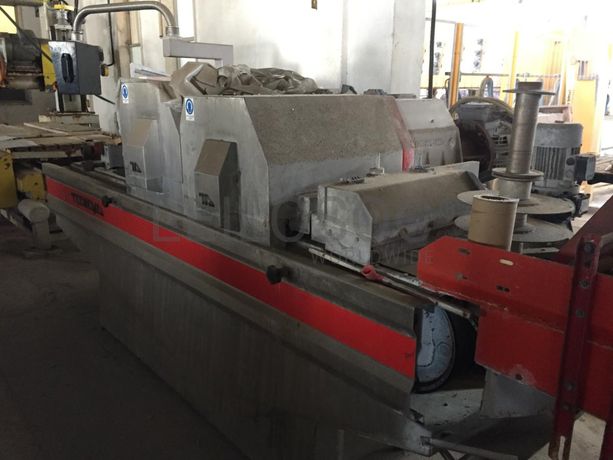 Máquina de corte com linha de envelhecimentos de mármore.