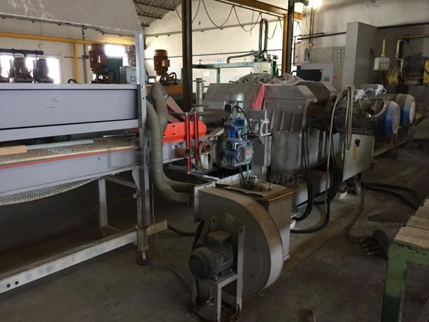 Máquina de corte com linha de envelhecimentos de mármore.