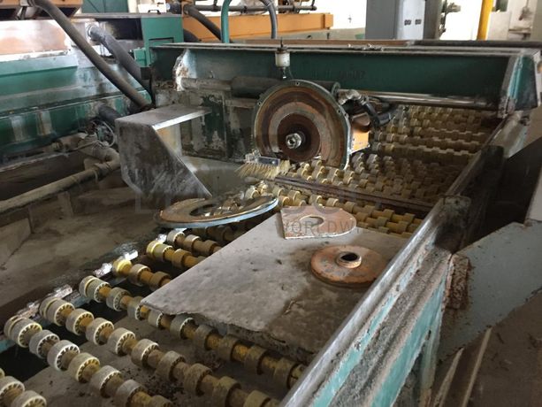 Linha de polimento com carregador automático. Máquina da marca BRETON 3.10 com três calibradores e 10 cabeças de polimento. Bizeladora rectifica e bizel com corta topos.