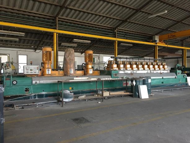 Linha de polimento com carregador automático. Máquina da marca BRETON 3.10 com três calibradores e 10 cabeças de polimento. Bizeladora rectifica e bizel com corta topos.