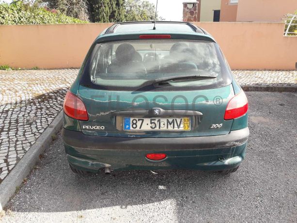 Veículo da marca "Peugeot", modelo "206" matrícula 87-51-MV.