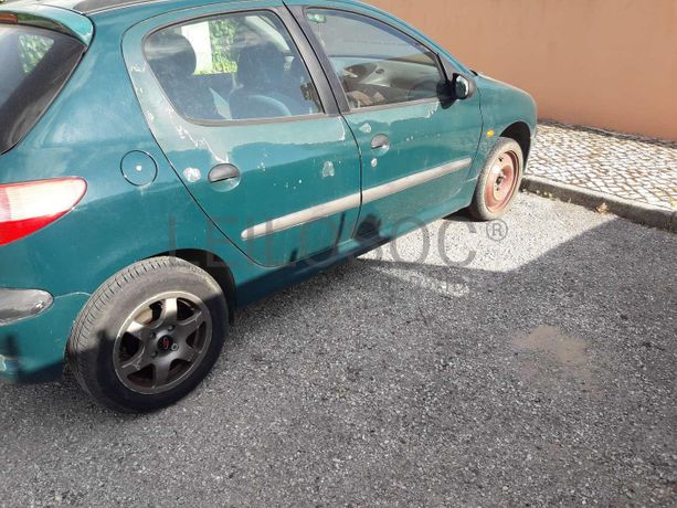 Veículo da marca "Peugeot", modelo "206" matrícula 87-51-MV.