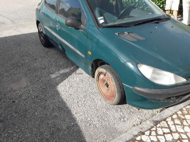 Veículo da marca "Peugeot", modelo "206" matrícula 87-51-MV.