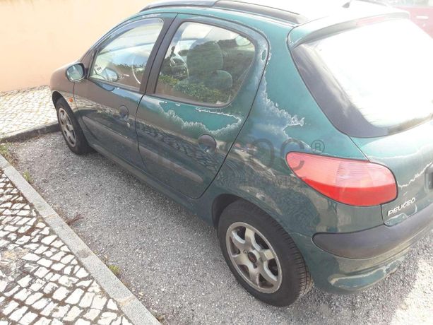 Veículo da marca "Peugeot", modelo "206" matrícula 87-51-MV.