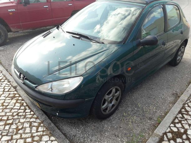 Veículo da marca "Peugeot", modelo "206" matrícula 87-51-MV.