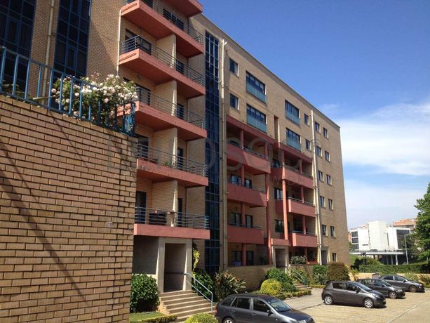 IMOVEL - Metade do Prédio Urbano - Fração Autónoma "O" - Habitação no 1º andar direito, Corpo 2, com duas var ...