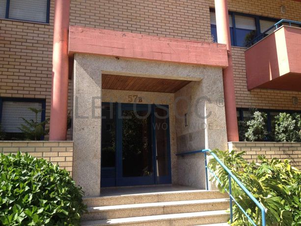 IMOVEL - Metade do Prédio Urbano - Fração Autónoma "O" - Habitação no 1º andar direito, Corpo 2, com duas var ...