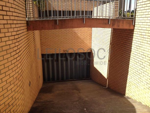 IMOVEL - Metade do Prédio Urbana- Fração Autónoma "BB"- Garagem na sub-cava, devidamente assinalada com a res ...