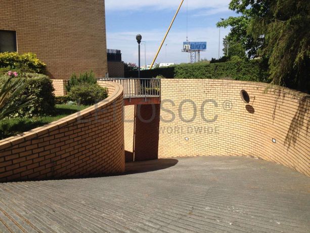 IMOVEL - Metade do Prédio Urbana- Fração Autónoma "BB"- Garagem na sub-cava, devidamente assinalada com a res ...