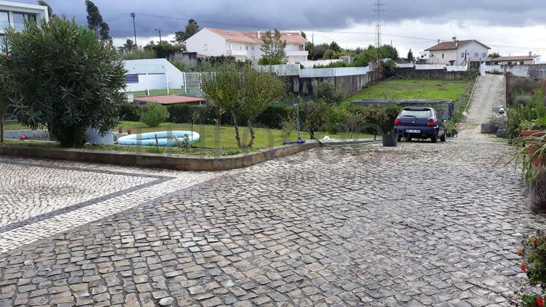 Quinhões Hereditários de Terrenos e Moradia · Coimbra