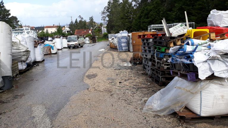 IMOVEL - Prédio Urbano - Barracão e logradouros, confronta a Norte - Caminho, Sul - Joaquim Francisco Confrar ...