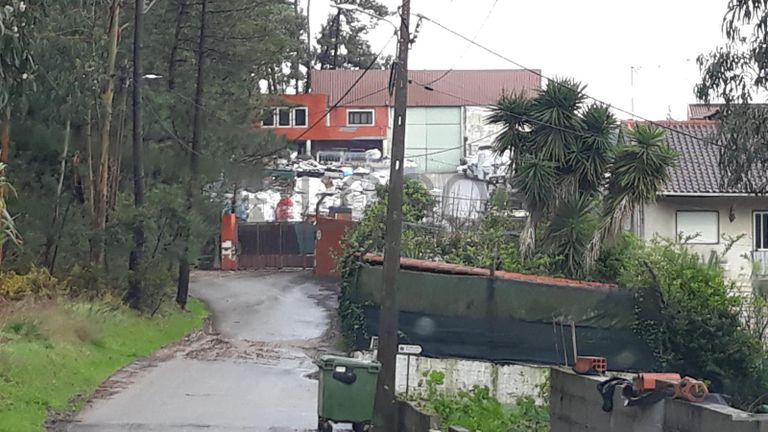 IMOVEL - Prédio Urbano - Barracão e logradouros, confronta a Norte - Caminho, Sul - Joaquim Francisco Confrar ...