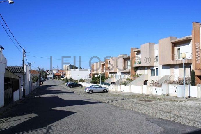 Prédio Urbano - situado em Mata - designado por Lote 20 -