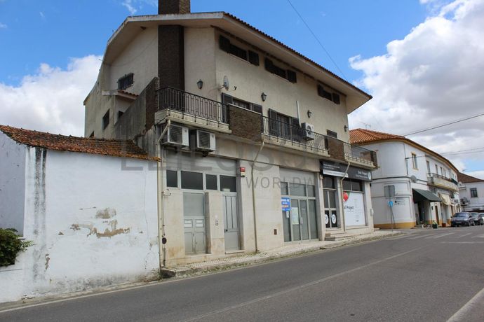 FAST SALE - Loja · Riachos · Torres Novas