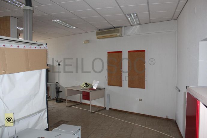 FAST SALE - Loja · Riachos · Torres Novas