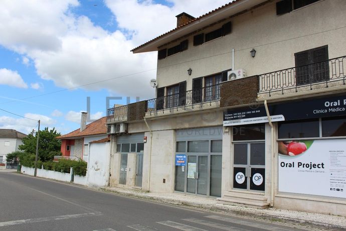 FAST SALE - Loja · Riachos · Torres Novas