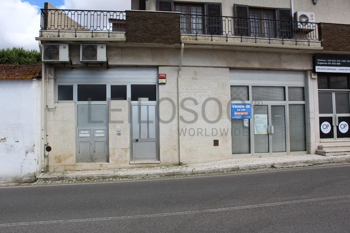 FAST SALE - Loja · Riachos · Torres Novas