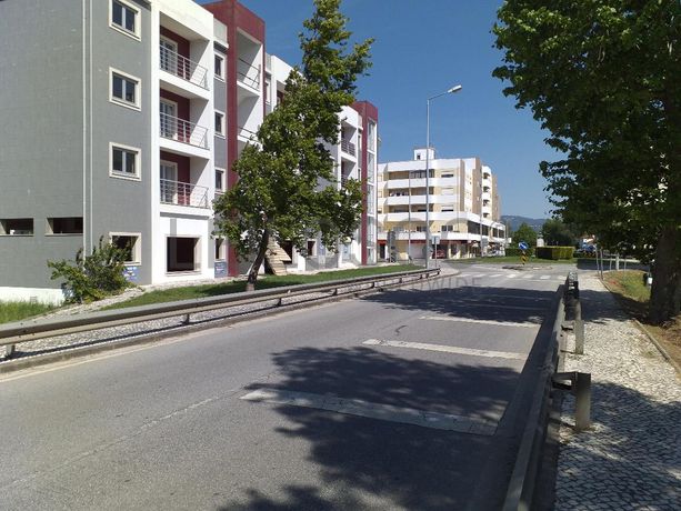 Edifício com Apartamentos e Lojas · Mealhada