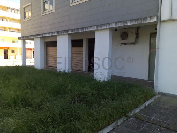 Edifício com Apartamentos e Lojas · Mealhada