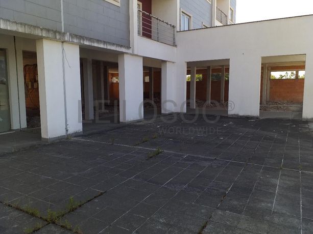 Edifício com Apartamentos e Lojas · Mealhada