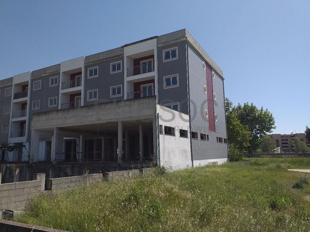 Edifício com Apartamentos e Lojas · Mealhada