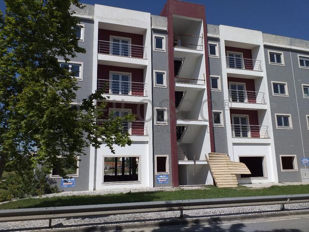 Edifício com Apartamentos e Lojas · Mealhada