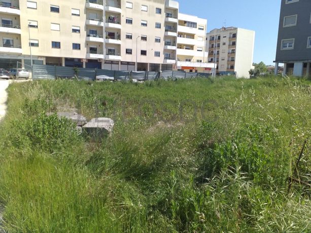 Edifício com Apartamentos e Lojas · Mealhada