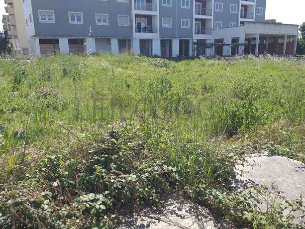 Edifício com Apartamentos e Lojas · Mealhada