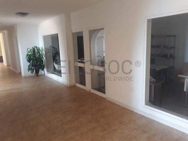 2 Lojas + Arrecadação · Lagoa