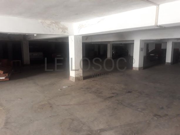 Estacionamento com 32 lugares de Garagem