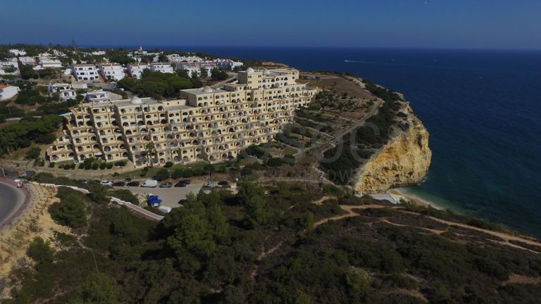 2 Lojas + Arrecadação · Lagoa