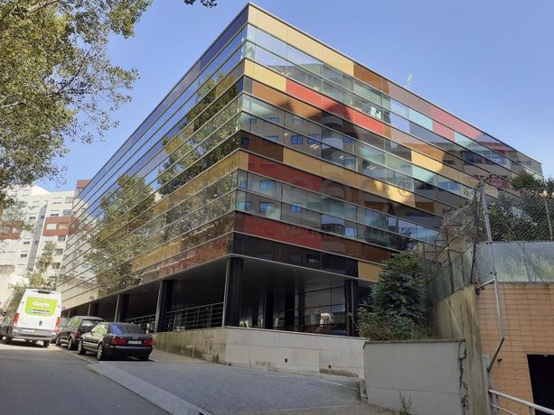 Escritório + 2 Garagens · Porto