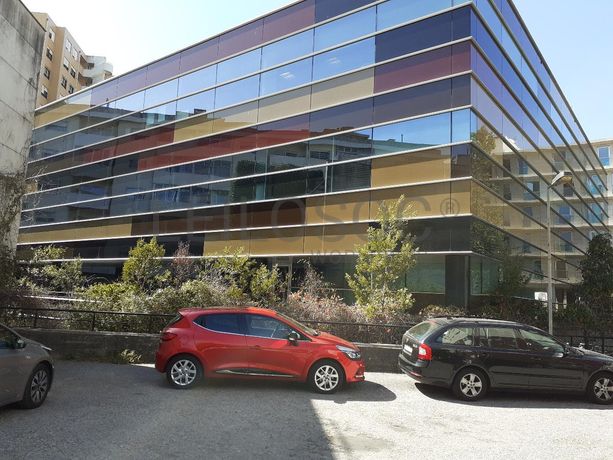 Escritório + 2 Garagens · Porto