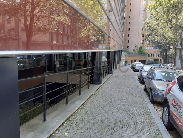 Escritório + 2 Garagens · Porto