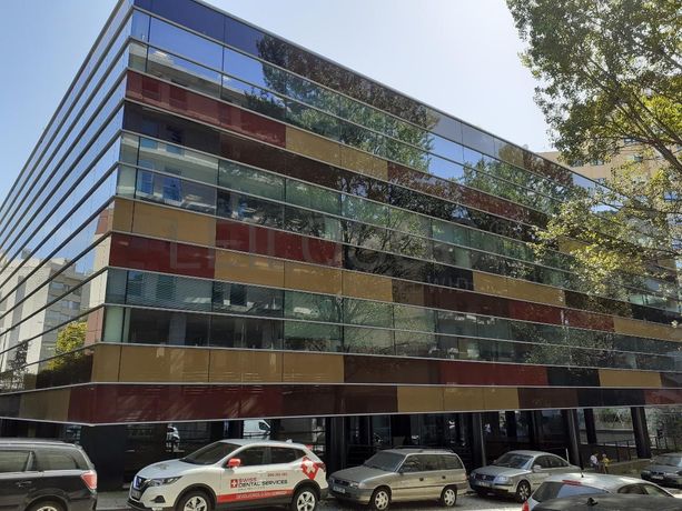 Escritório + 2 Garagens · Porto