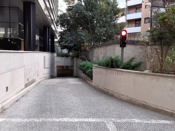 Escritório + 2 Garagens · Porto