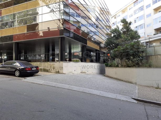 Escritório + 2 Garagens · Porto