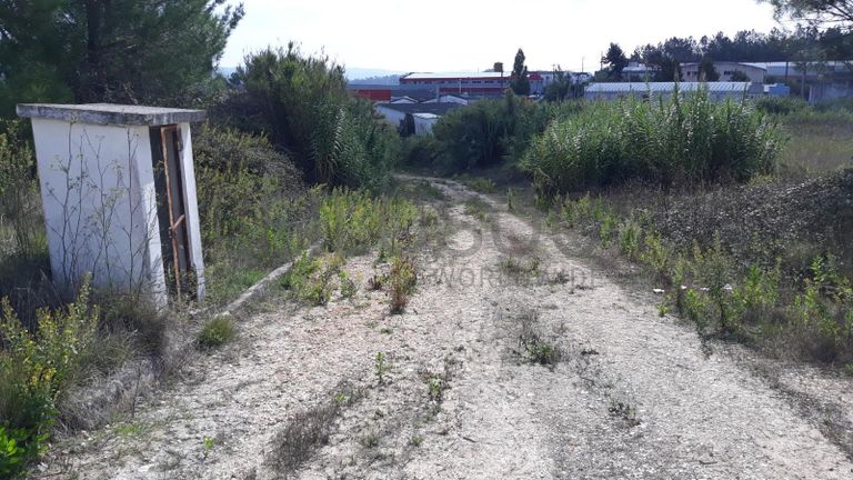 Armazém + Edifício de Escritórios · Soure