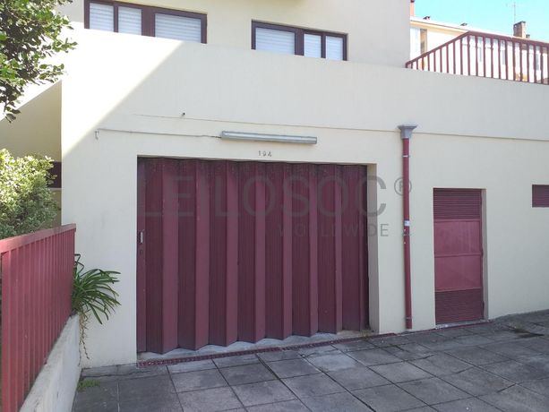 Leilão Suspenso · Usufruto · Lugar de Garagem · Porto